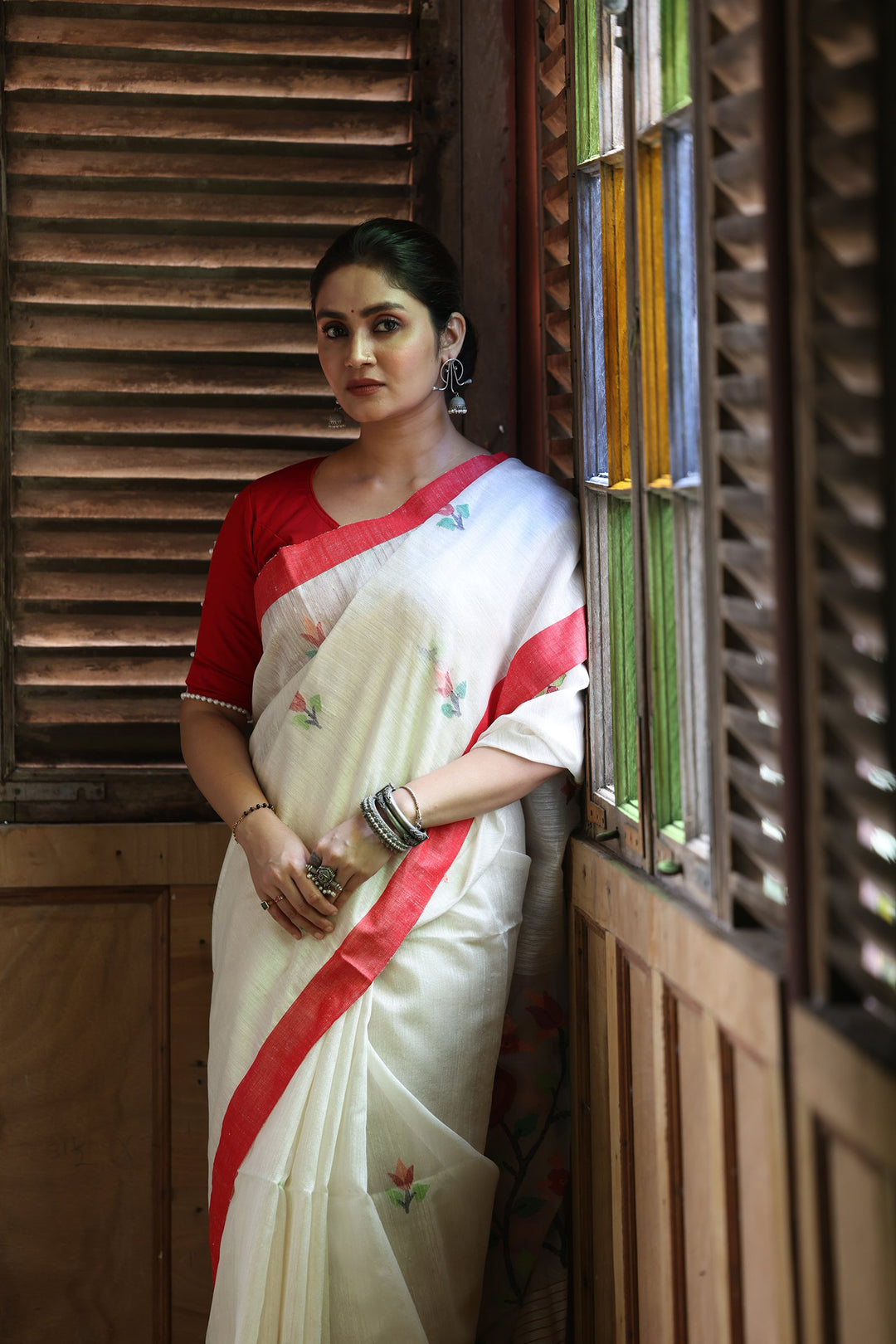 Lal Sada Mayur Matka Jamdani Saree