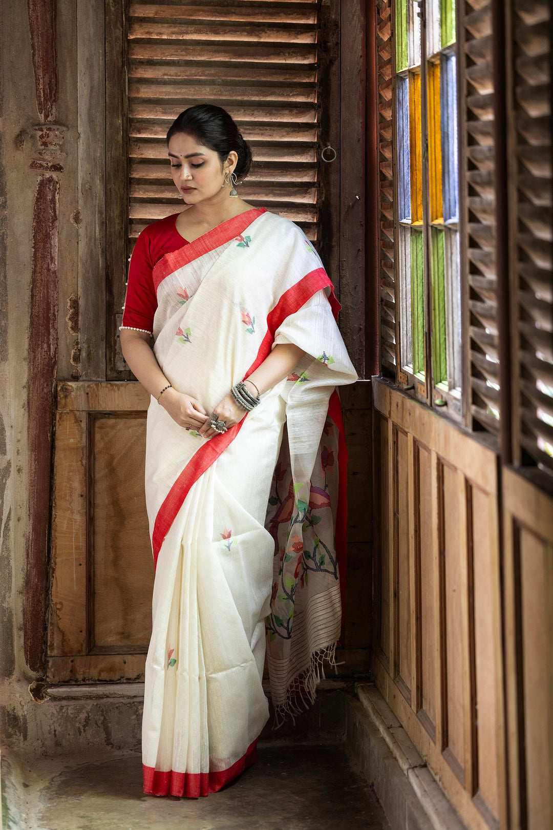 Lal Sada Mayur Matka Jamdani Saree