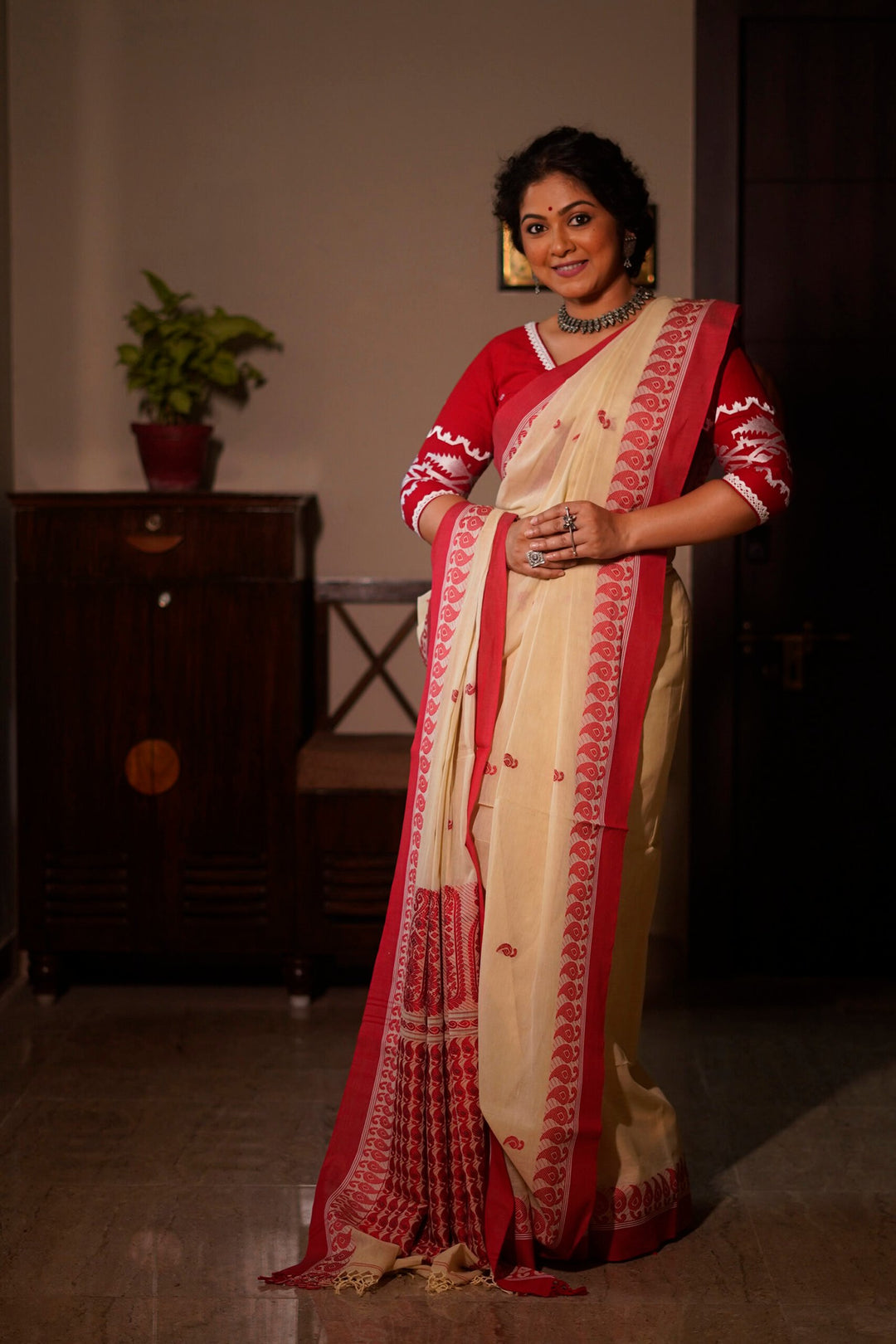 Doodh e Alta Handloom Cotton Jamdani Saree
