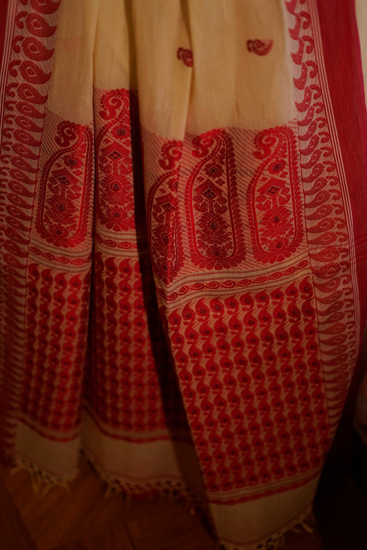 Doodh e Alta Handloom Cotton Jamdani Saree