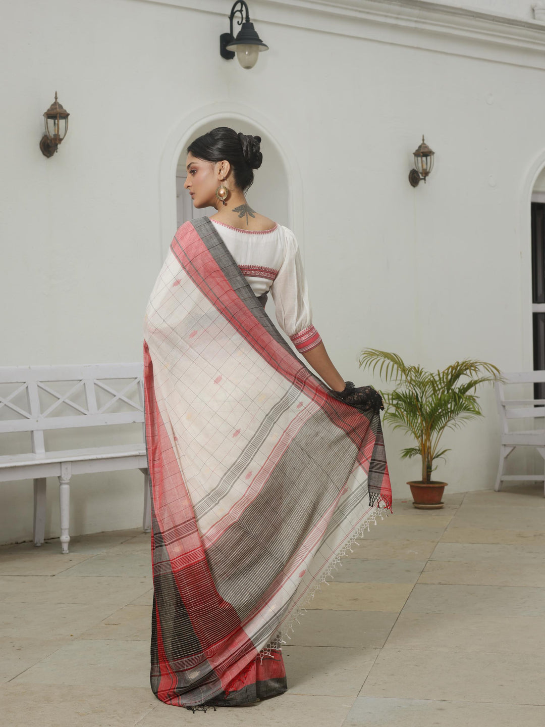 Chowringhee Check Lal Sada Cotton Jamdani Saree