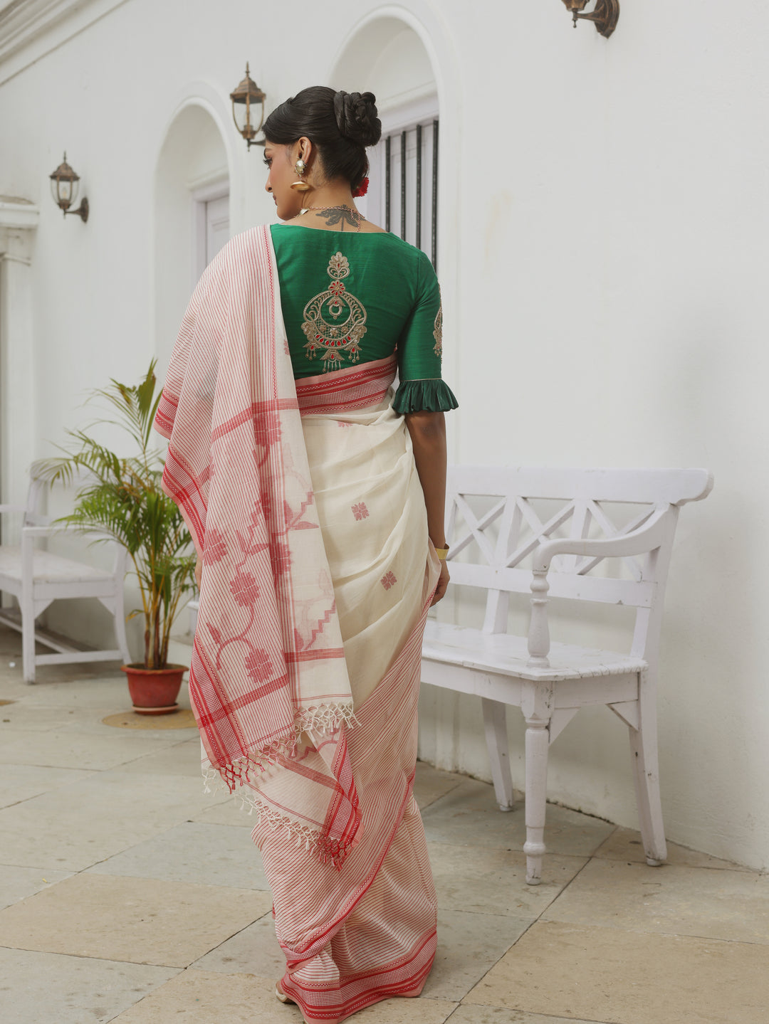 Chowringhee Classic Lal Par Sada Cotton Jamdani Saree