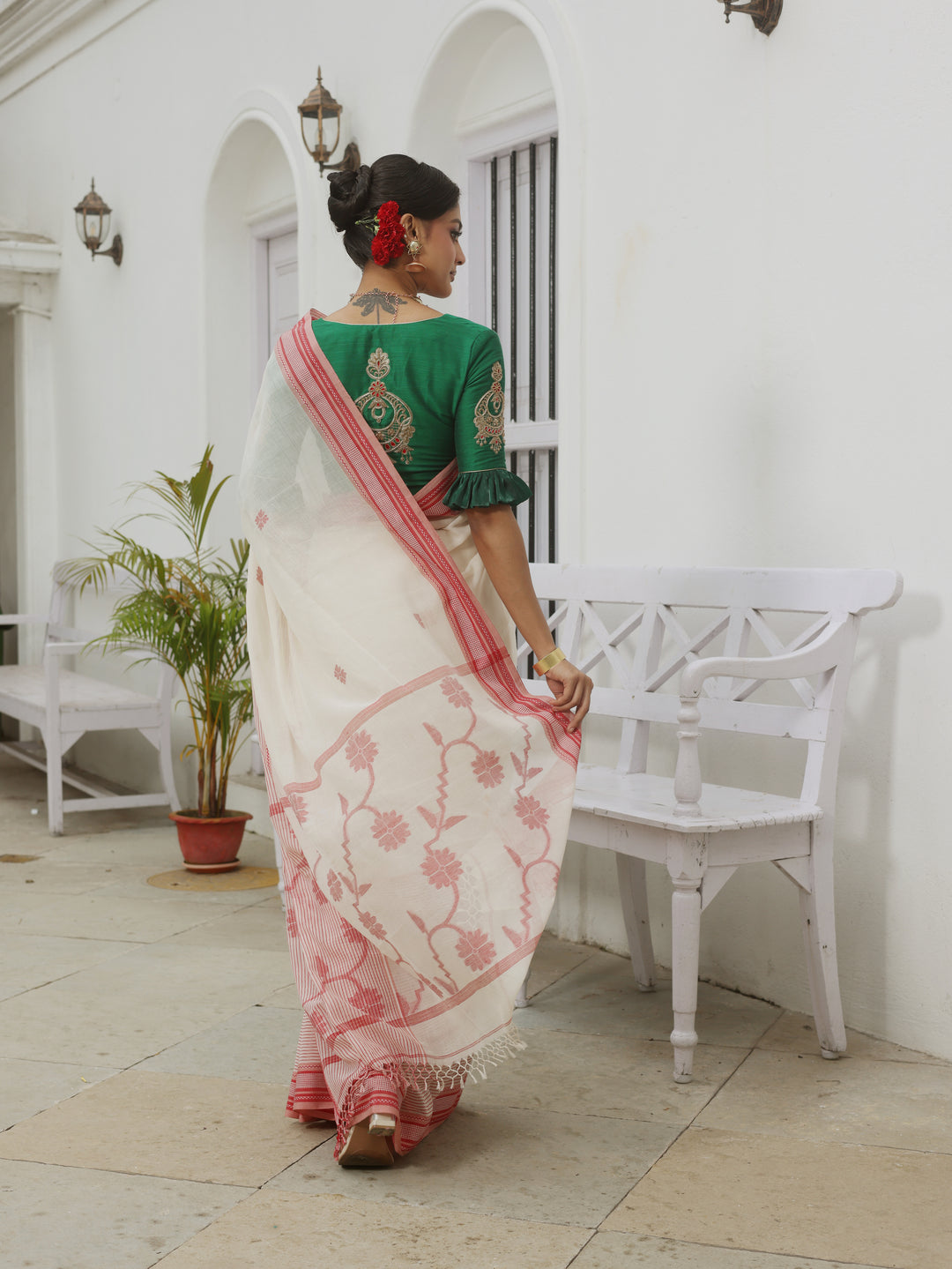Chowringhee Classic Lal Par Sada Cotton Jamdani Saree