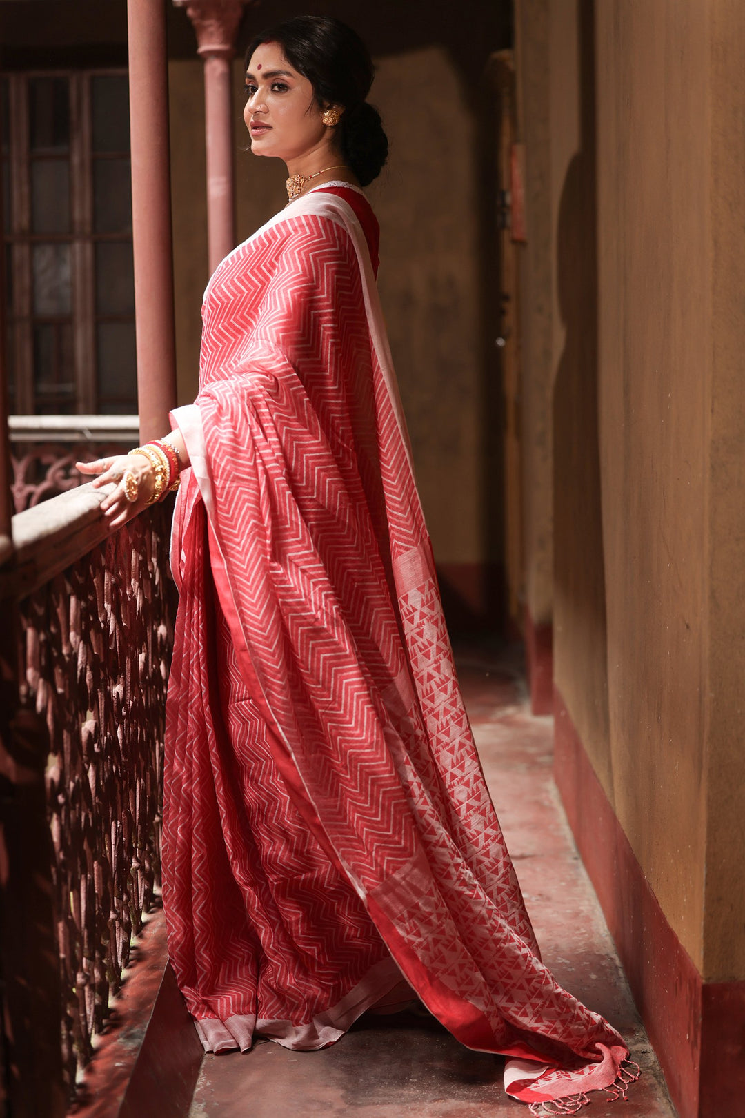 Mrinnmoyi Duimukh Lal Sada Cotton Jamdani Saree - Bothside Draping