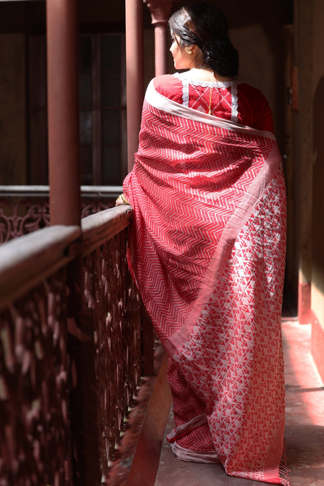 Mrinnmoyi Duimukh Lal Sada Cotton Jamdani Saree - Bothside Draping