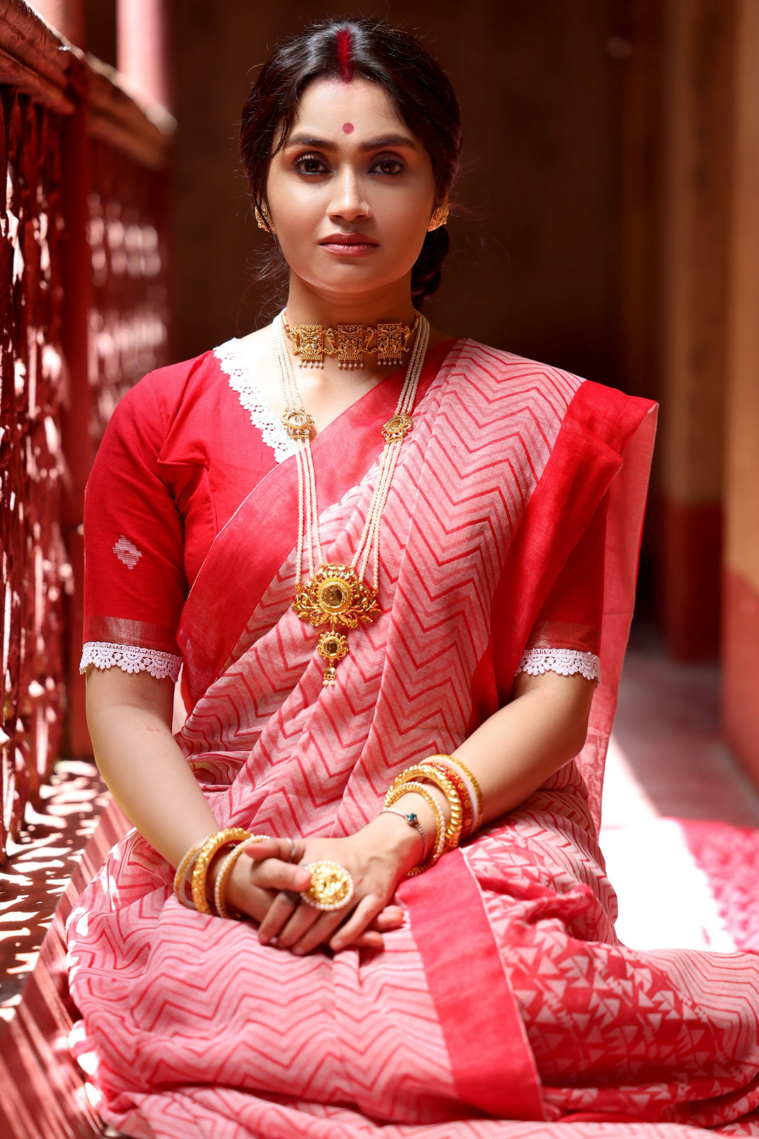 Mrinnmoyi Duimukh Lal Sada Cotton Jamdani Saree - Bothside Draping