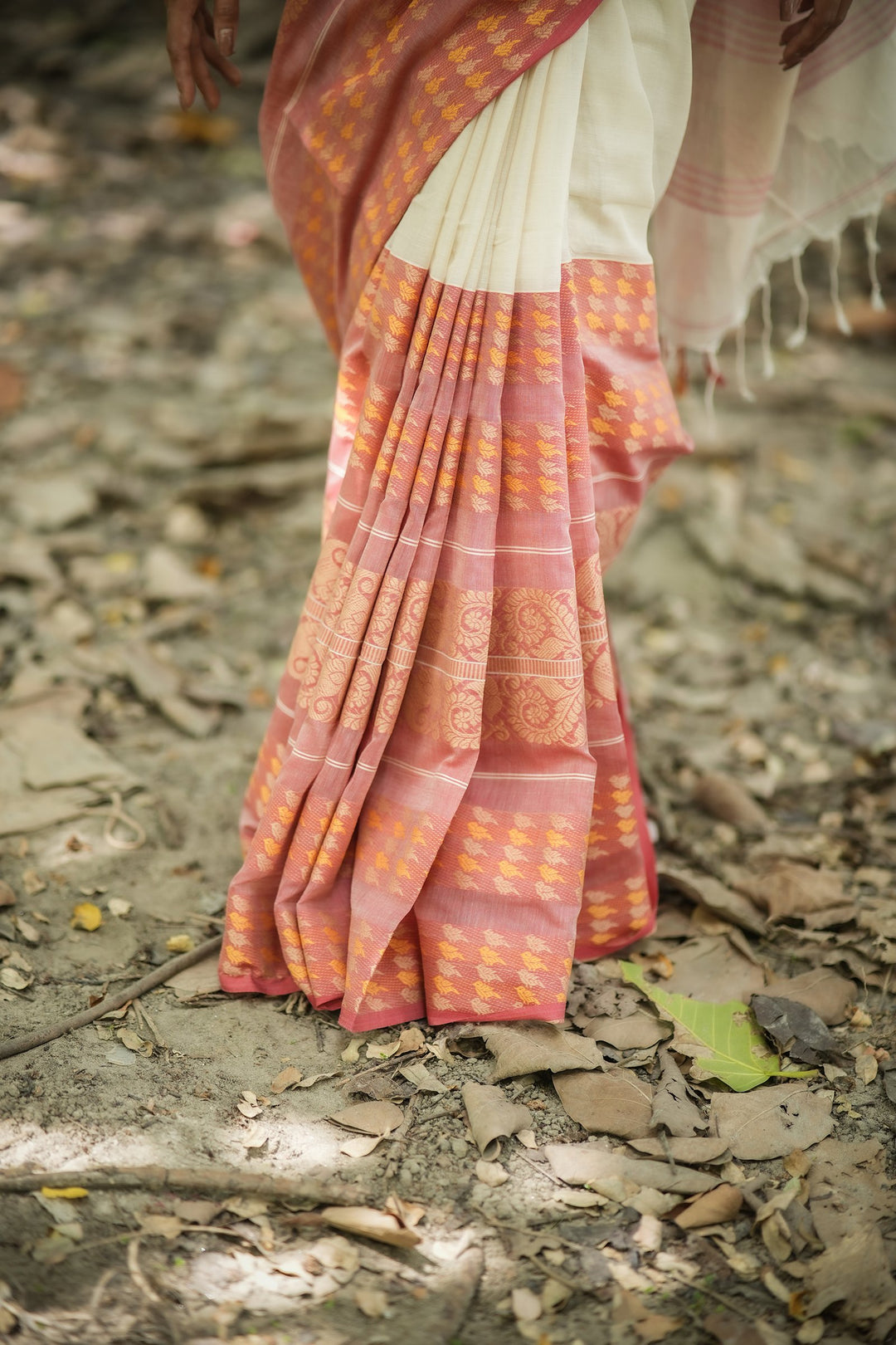 Mahapaar Alpona Lal Sada Handloom Jamdani Saree