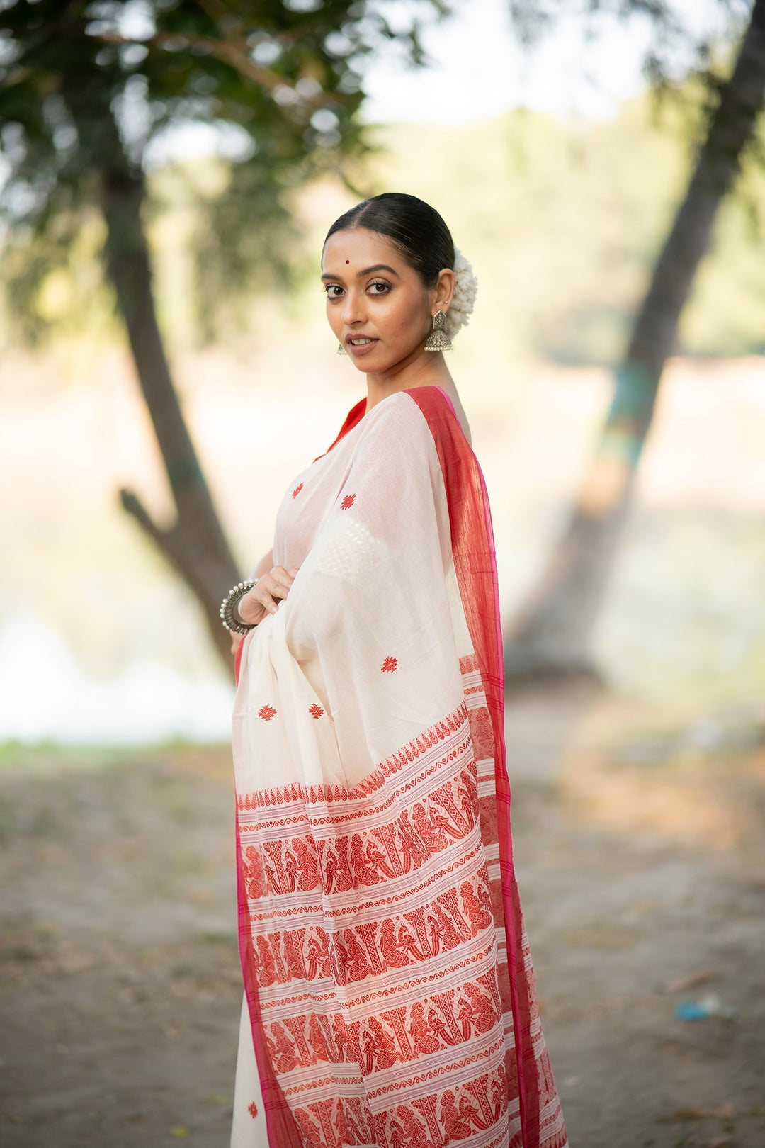 Shakuntala Lal Sada Baluchari Cotton Saree