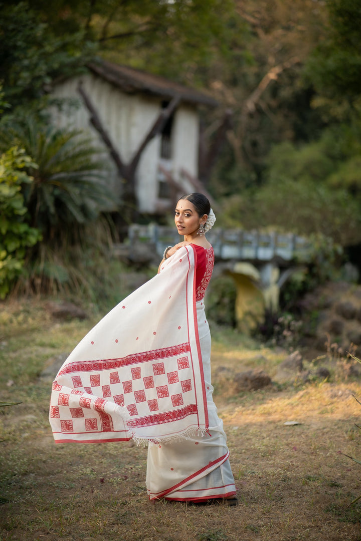 GajMayur – Lal Sada Baluchari Cotton Saree
