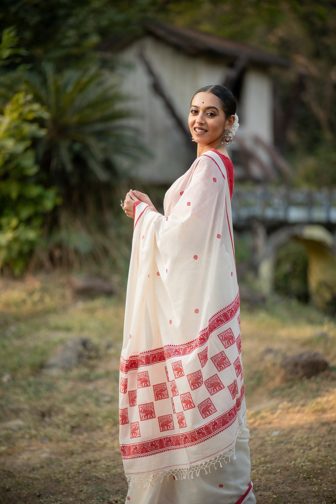 GajMayur – Lal Sada Baluchari Cotton Saree