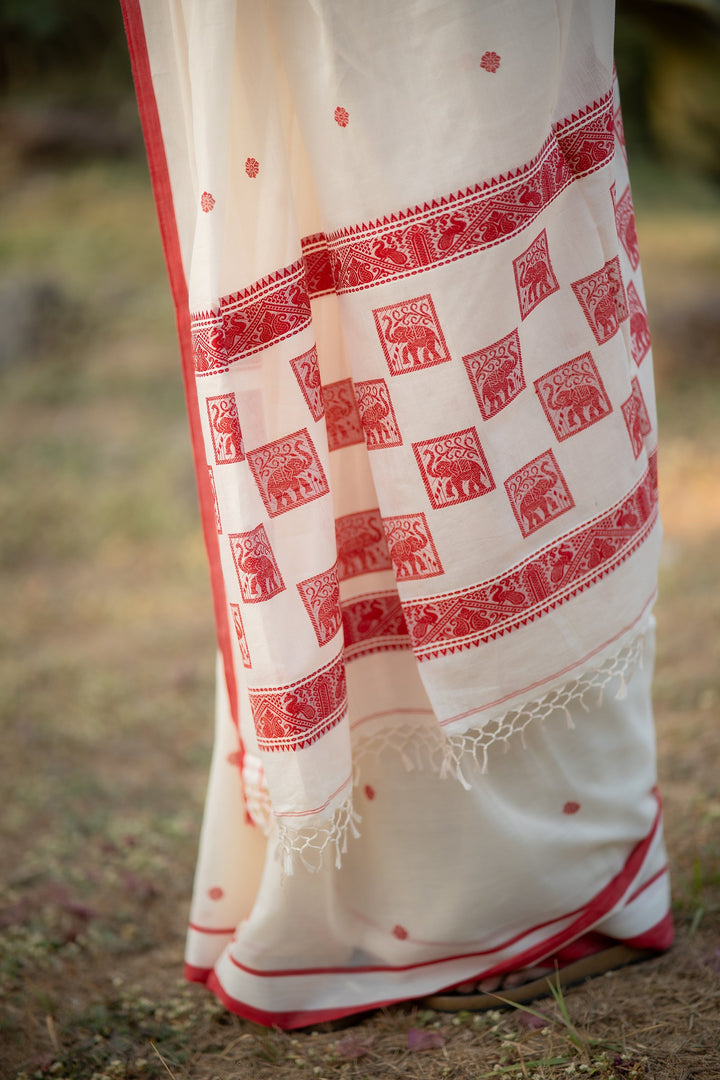 GajMayur – Lal Sada Baluchari Cotton Saree