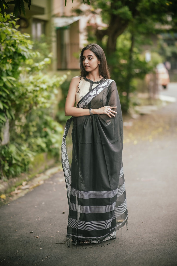 Kajallata Cotton Jamdani Saree – Black Handloom Elegance with White Leaf Motifs