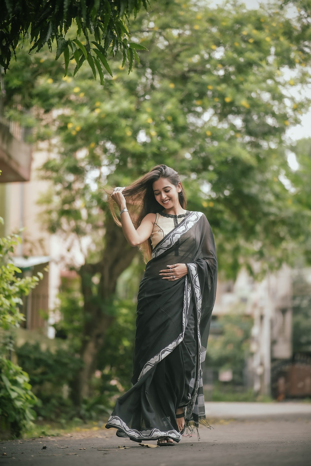 Kajallata Cotton Jamdani Saree – Black Handloom Elegance with White Leaf Motifs