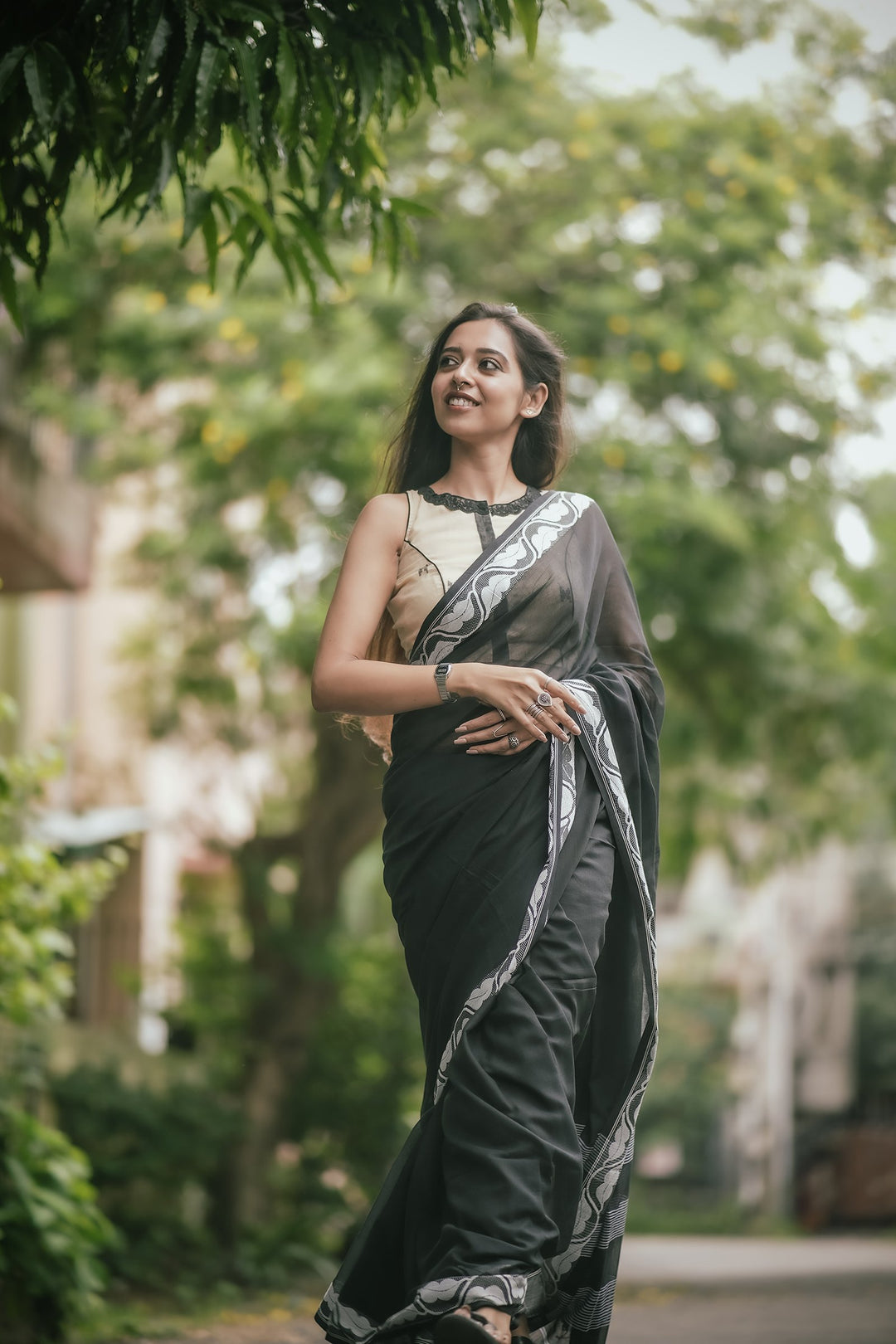 Kajallata Cotton Jamdani Saree – Black Handloom Elegance with White Leaf Motifs