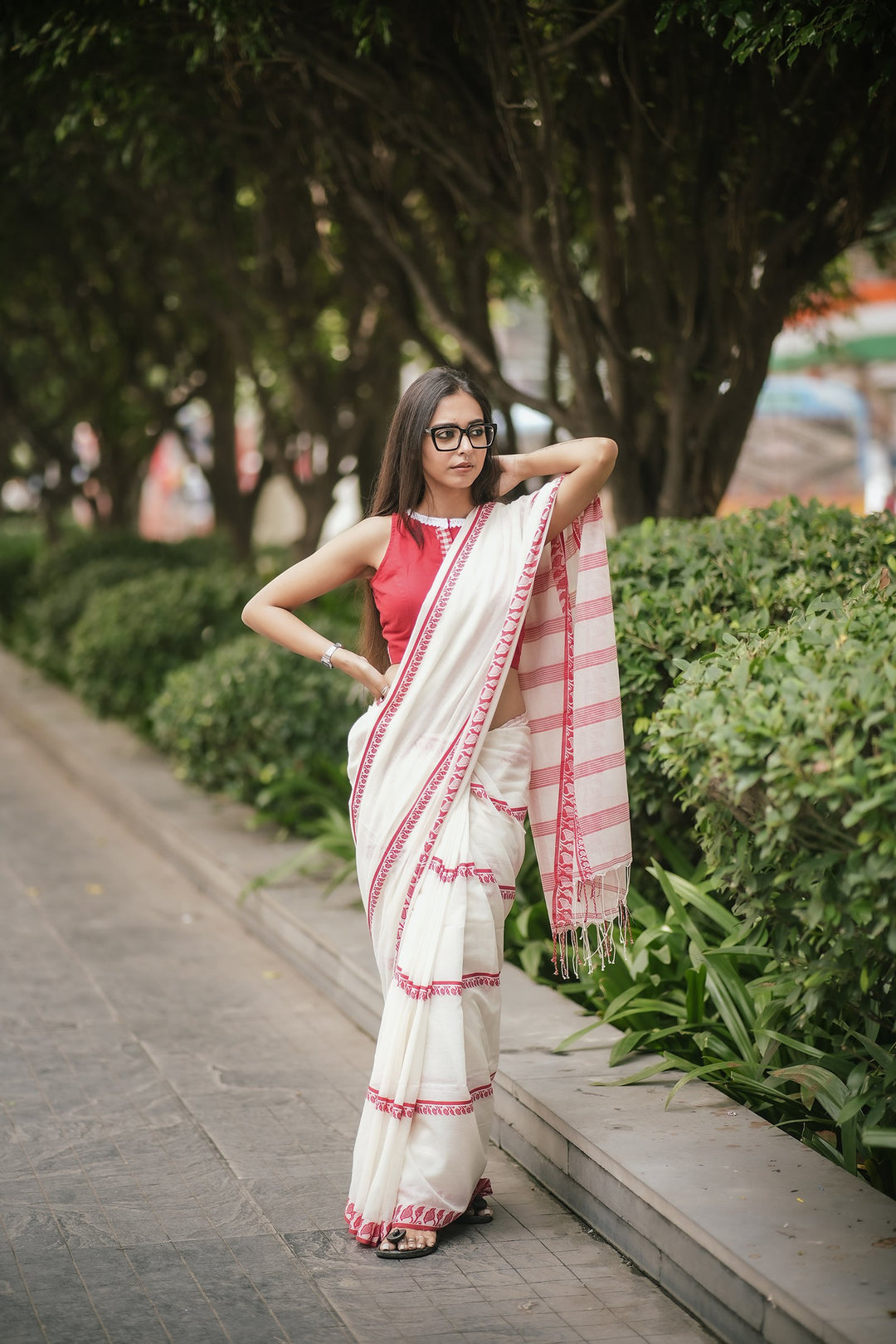 Lata Lal Sada Cotton Jamdani Saree – Handwoven Red Floral Stripes on White