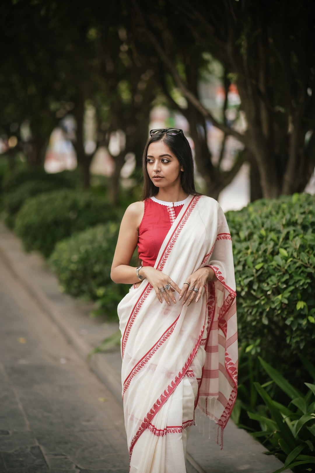 Lata Lal Sada Cotton Jamdani Saree – Handwoven Red Floral Stripes on White