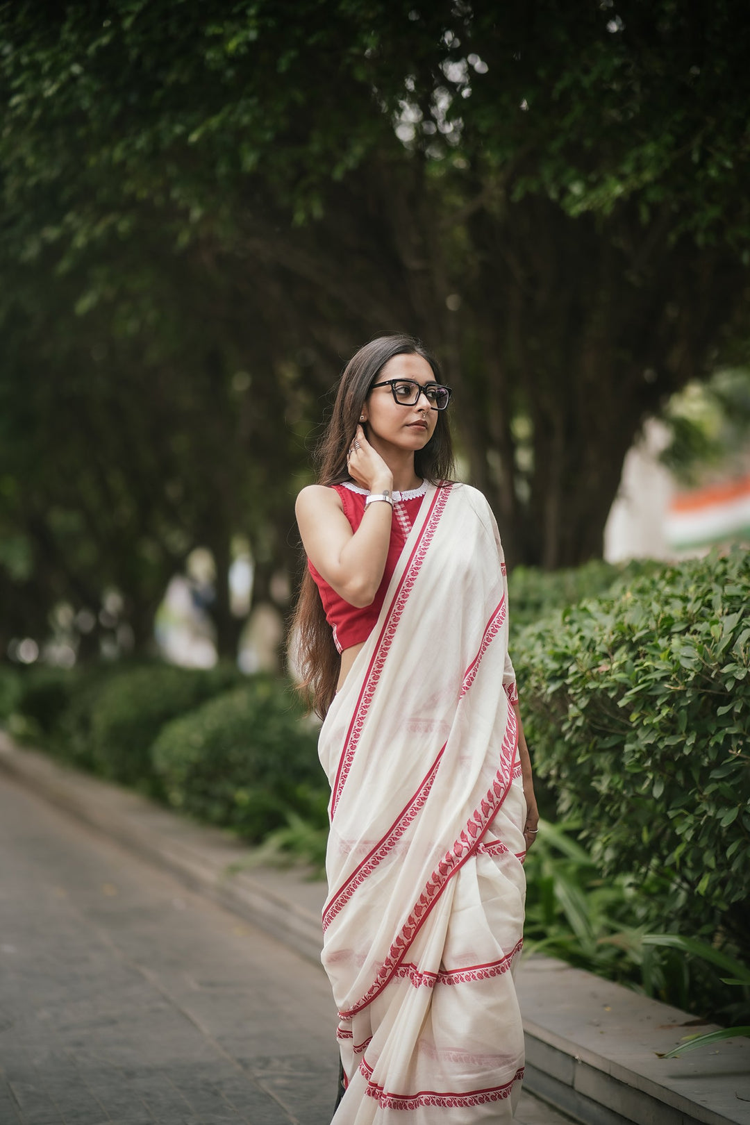 Lata Lal Sada Cotton Jamdani Saree – Handwoven Red Floral Stripes on White