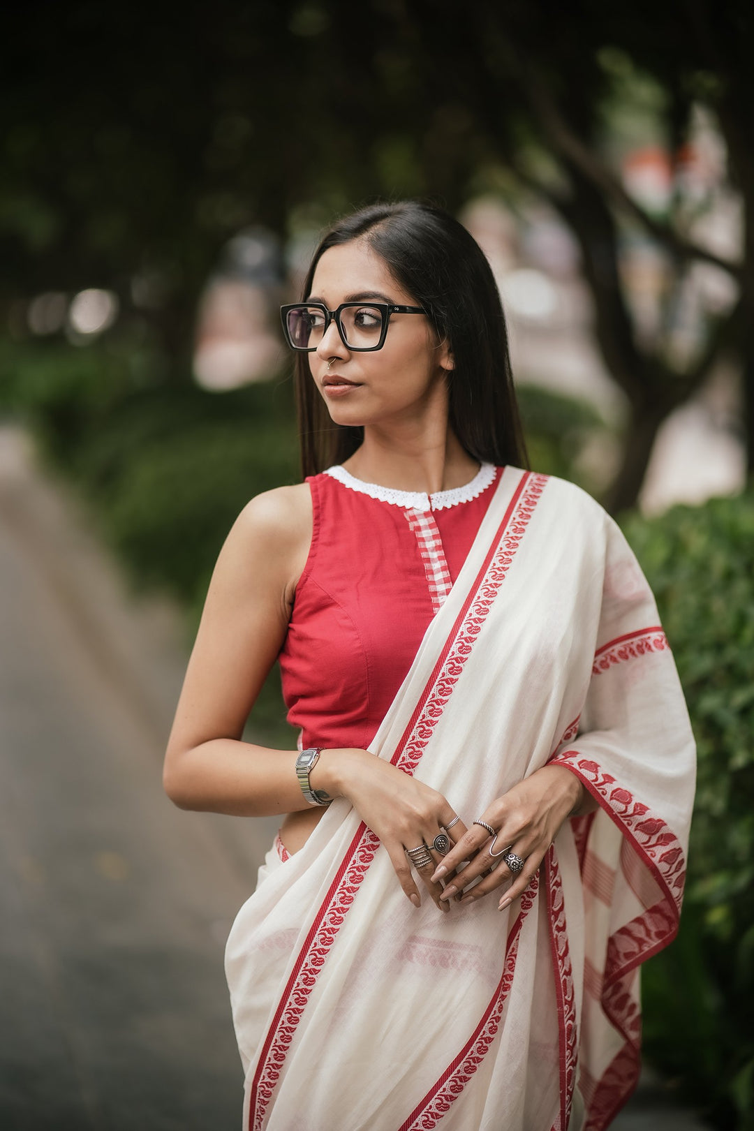 Lata Lal Sada Cotton Jamdani Saree – Handwoven Red Floral Stripes on White