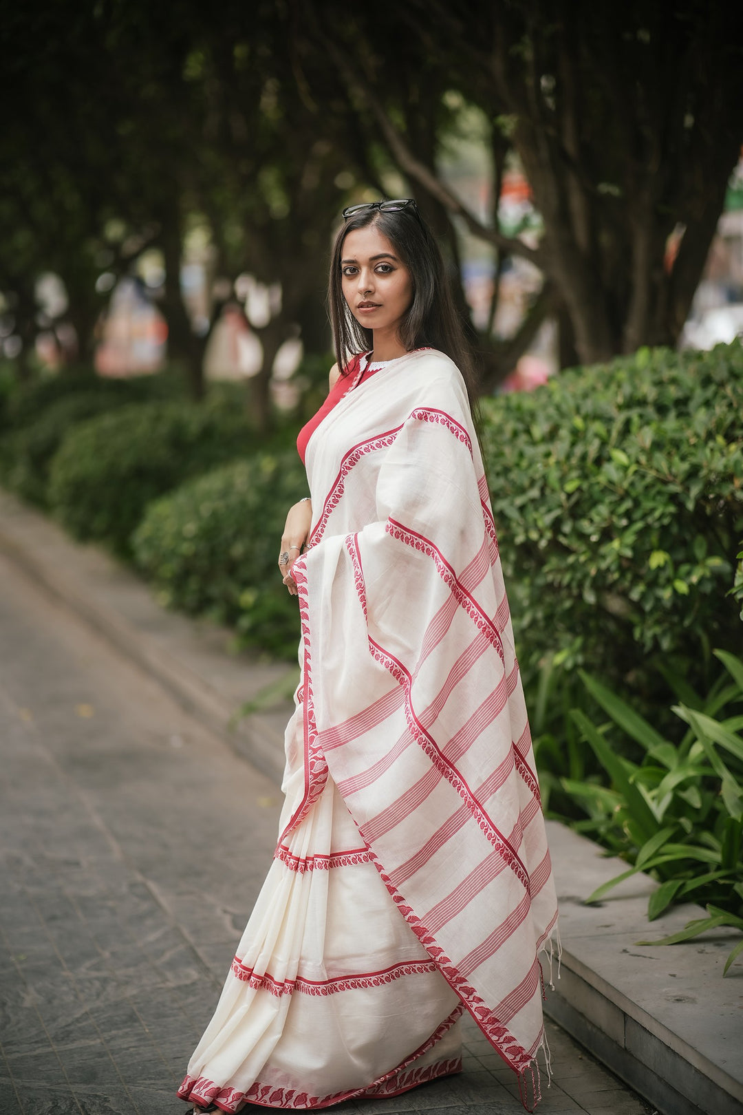Lata Lal Sada Cotton Jamdani Saree – Handwoven Red Floral Stripes on White