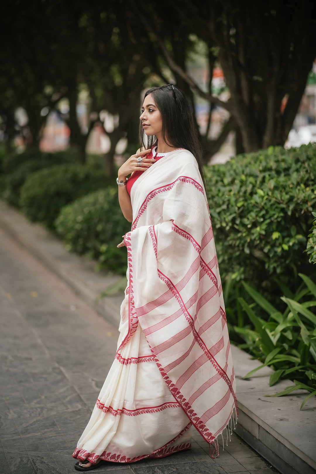 Lata Lal Sada Cotton Jamdani Saree – Handwoven Red Floral Stripes on White