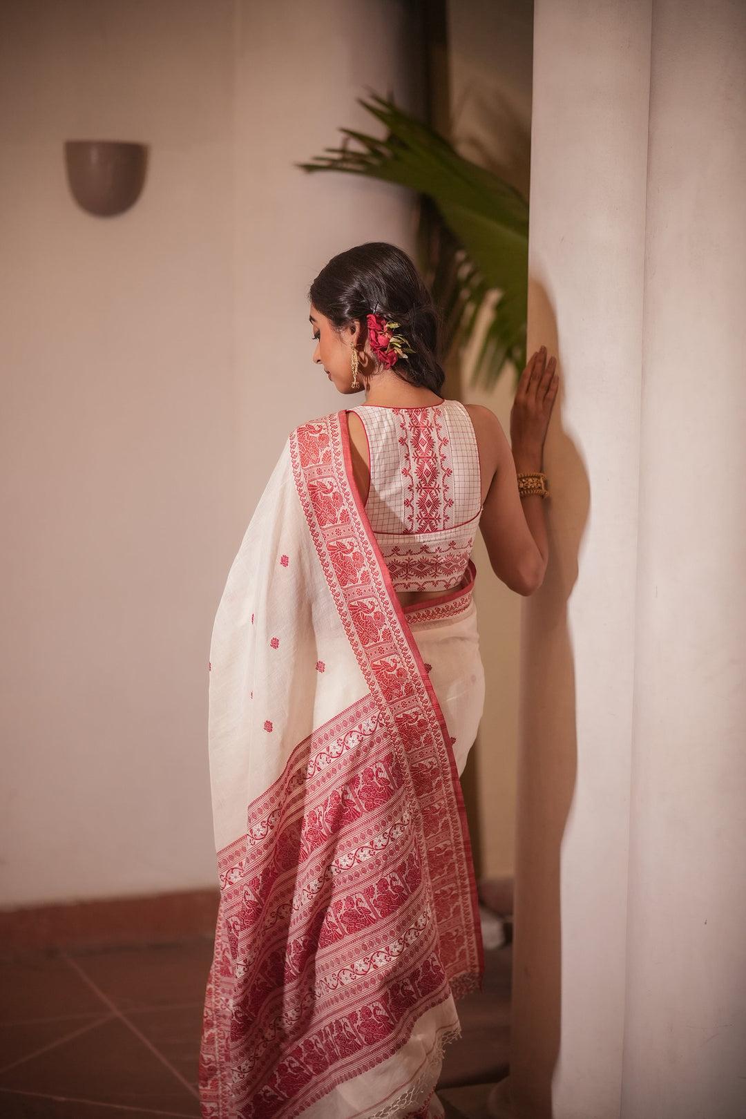 Kahini Katha: Lal Sada Handwoven Cotton Baluchari Saree