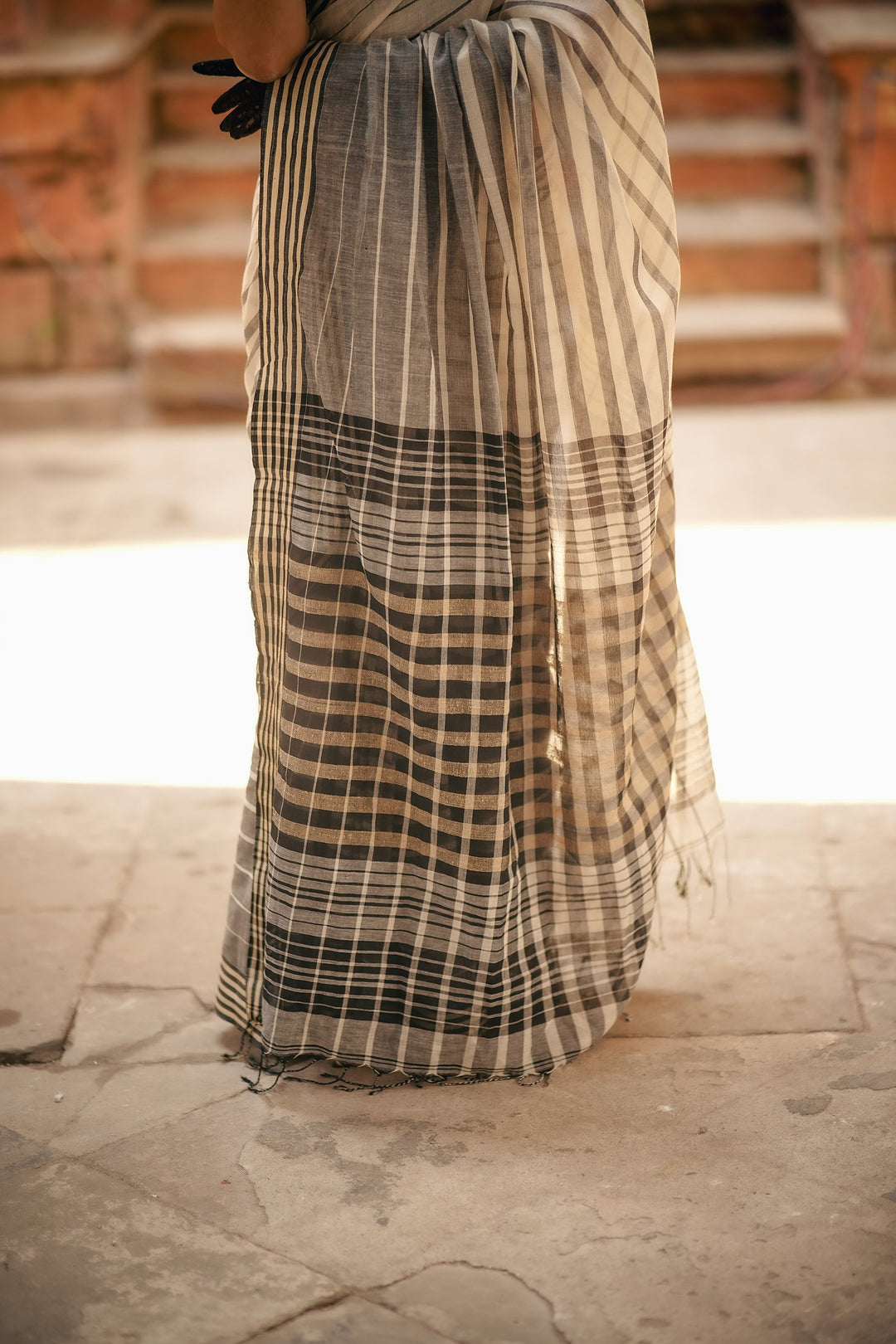 Sada Kalo Tussar Striped Cotton Handloom Saree