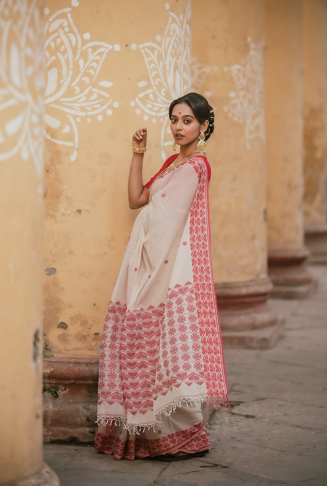 Regal Multi-Flower Lal Sada Handwoven Jamdani Saree