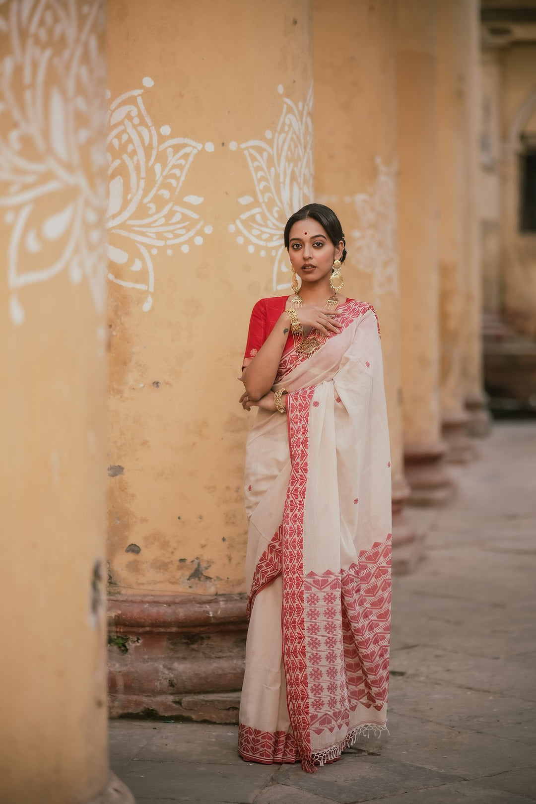 Regal Multi-Flower Lal Sada Handwoven Jamdani Saree