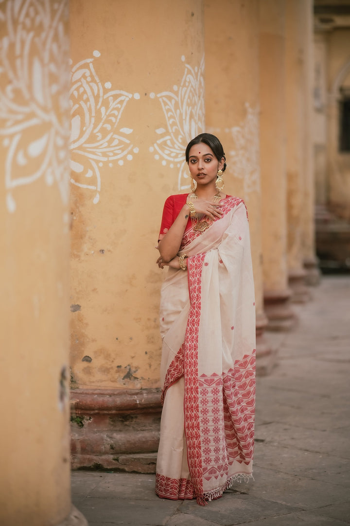 Regal Multi-Flower Lal Sada Handwoven Jamdani Saree