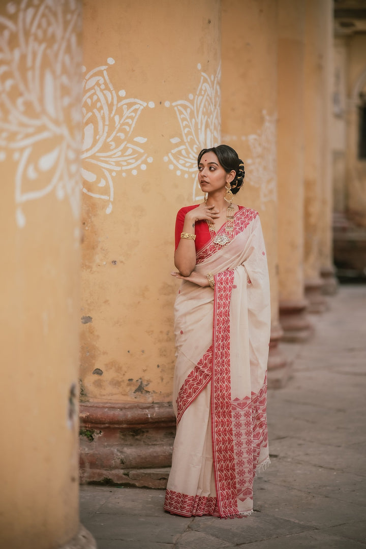 Regal Multi-Flower Lal Sada Handwoven Jamdani Saree