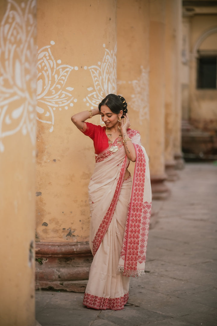 Regal Multi-Flower Lal Sada Handwoven Jamdani Saree