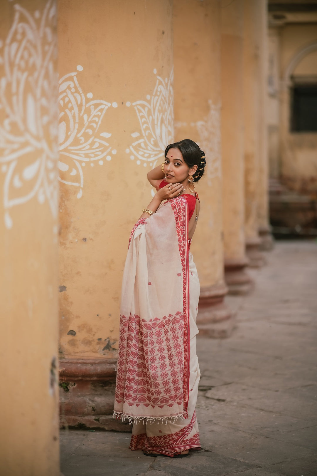 Regal Multi-Flower Lal Sada Handwoven Jamdani Saree