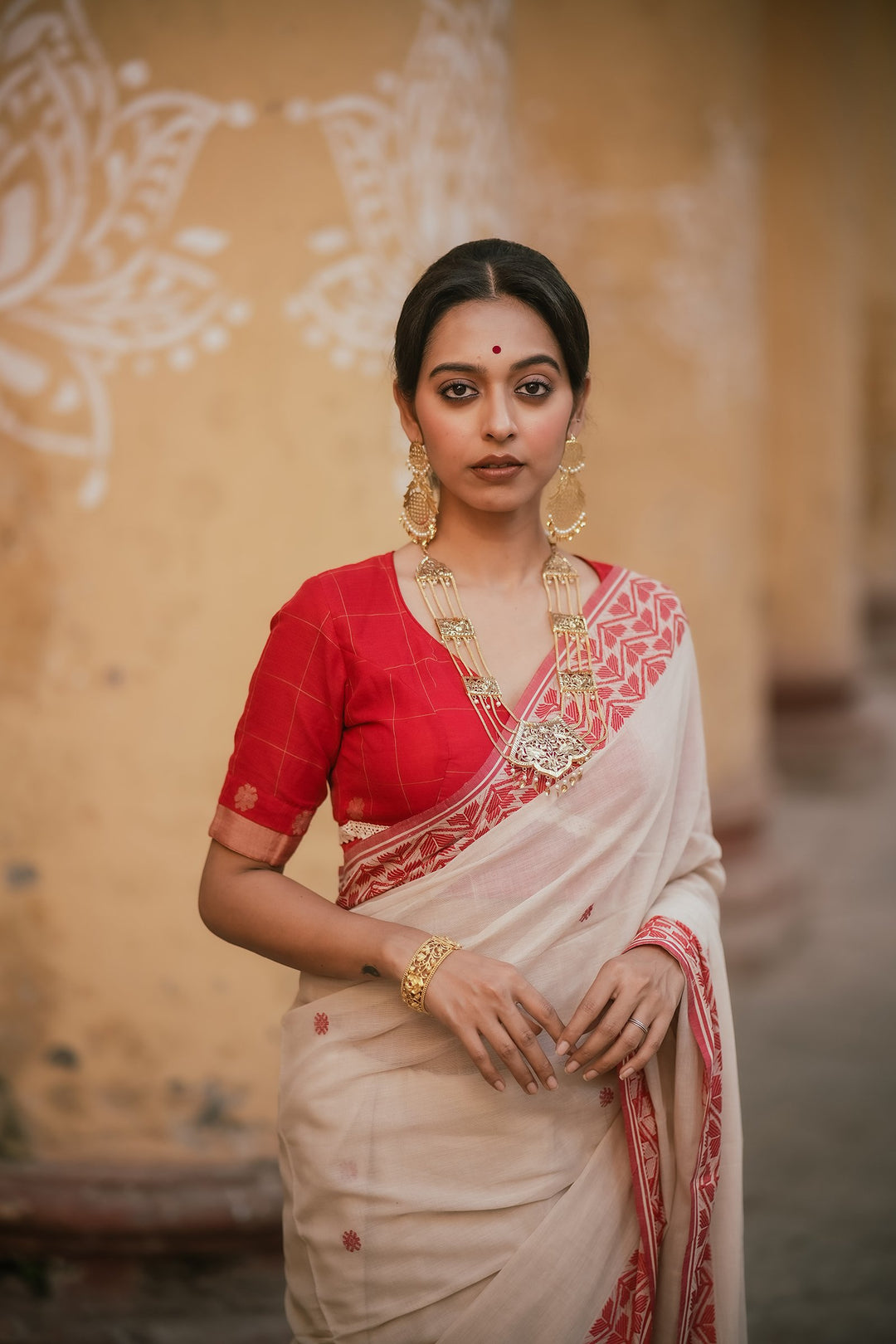 Regal Multi-Flower Lal Sada Handwoven Jamdani Saree