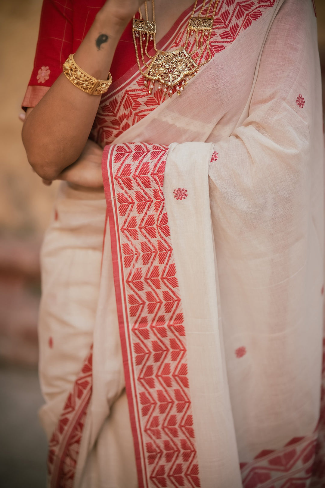 Regal Multi-Flower Lal Sada Handwoven Jamdani Saree
