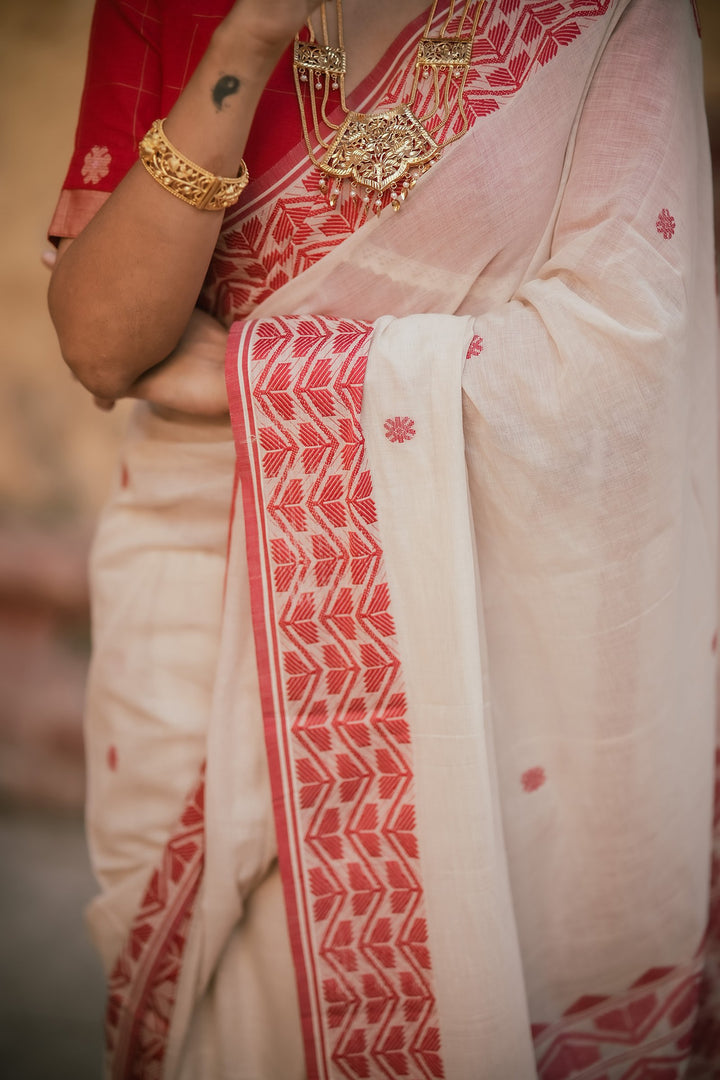 Regal Multi-Flower Lal Sada Handwoven Jamdani Saree