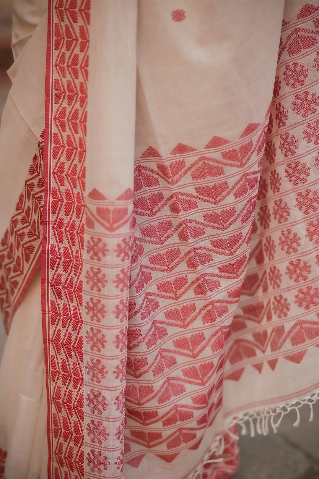 Regal Multi-Flower Lal Sada Handwoven Jamdani Saree