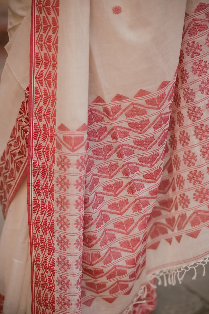 Regal Multi-Flower Lal Sada Handwoven Jamdani Saree