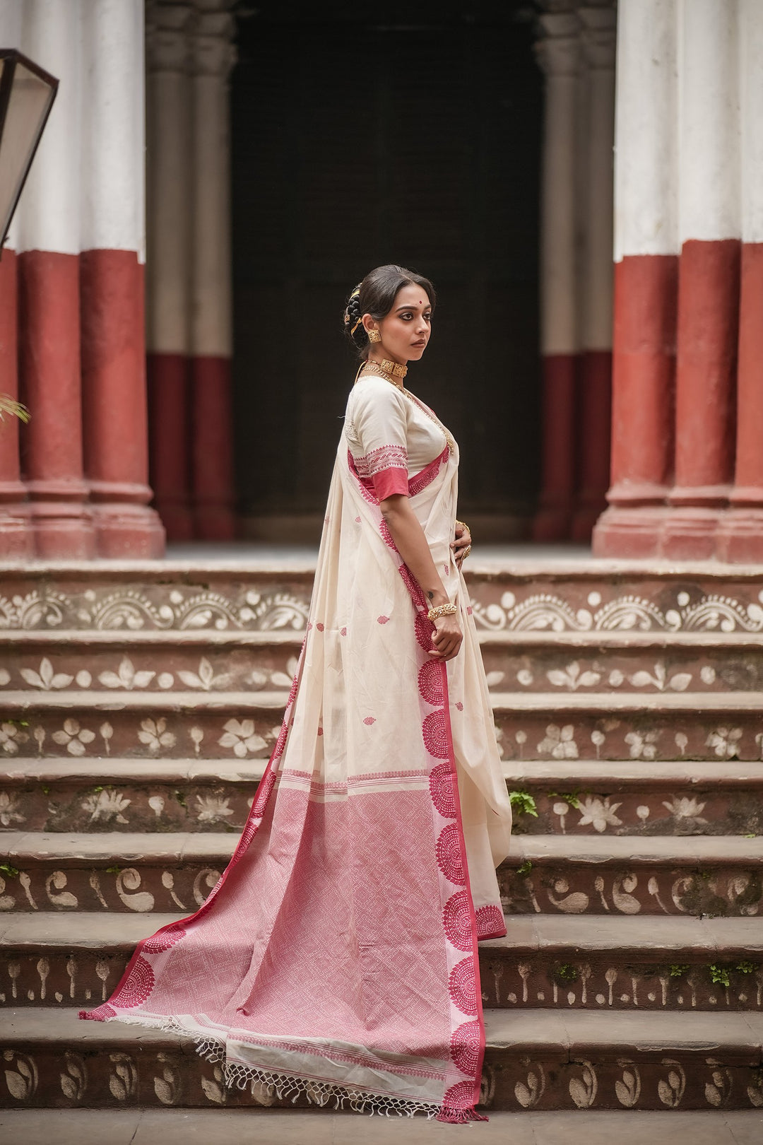 Handwoven Lal Sada Chalchitra Jamdani Saree