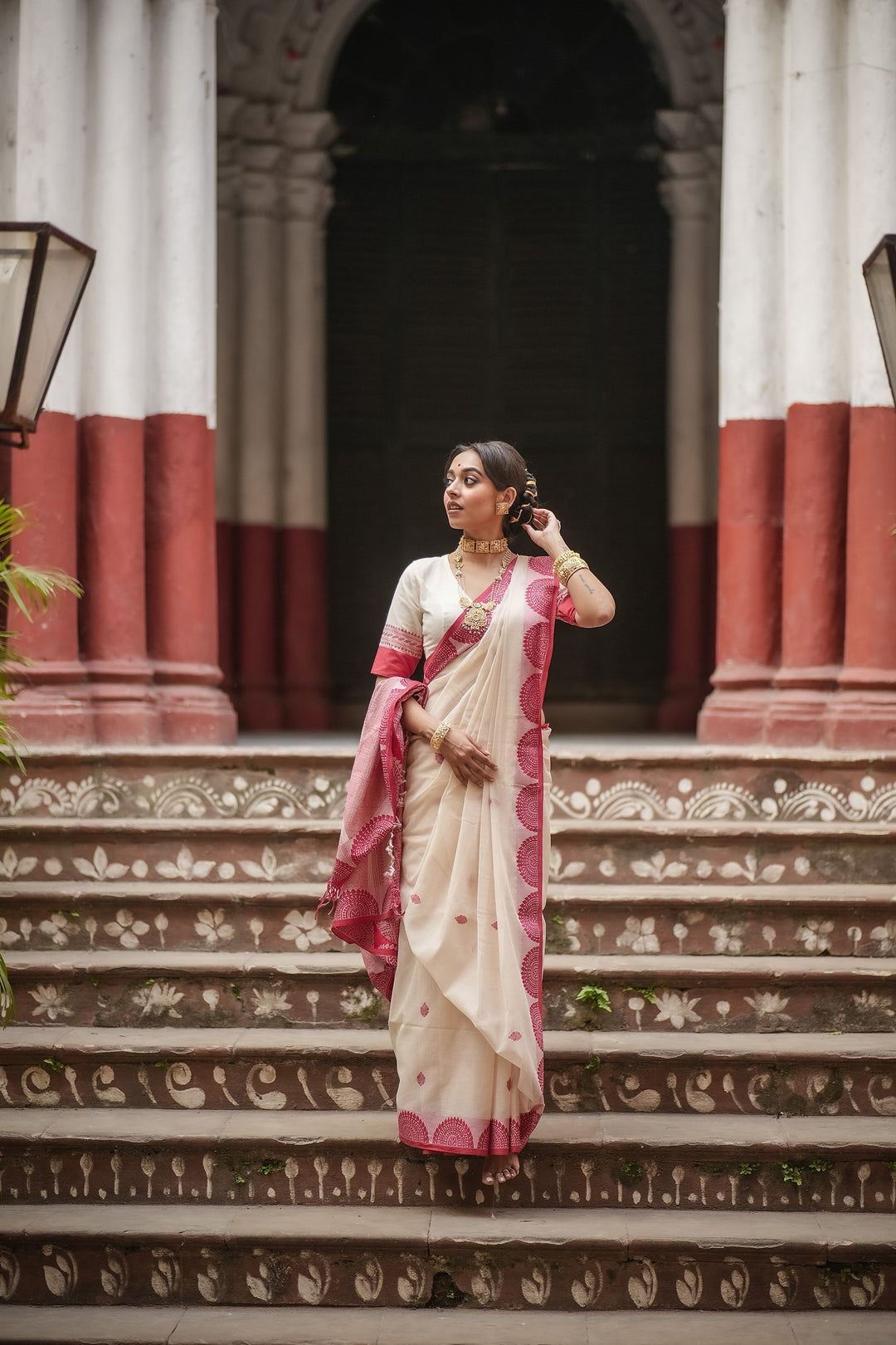 Handwoven Lal Sada Chalchitra Jamdani Saree