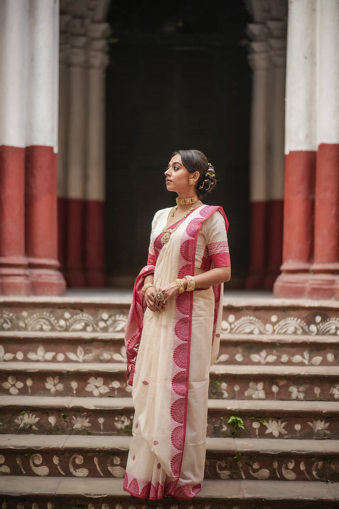 Handwoven Lal Sada Chalchitra Jamdani Saree