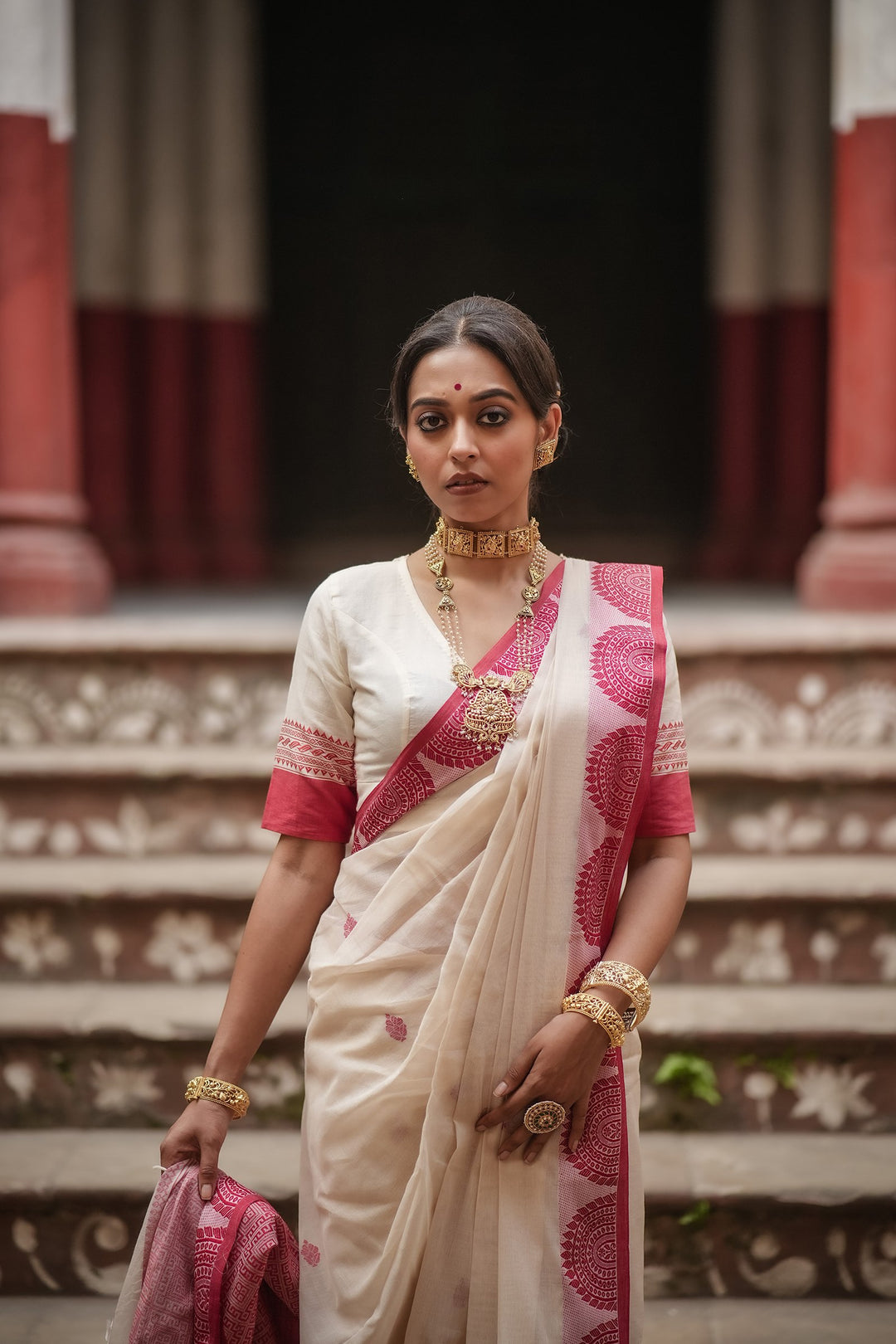 Handwoven Lal Sada Chalchitra Jamdani Saree
