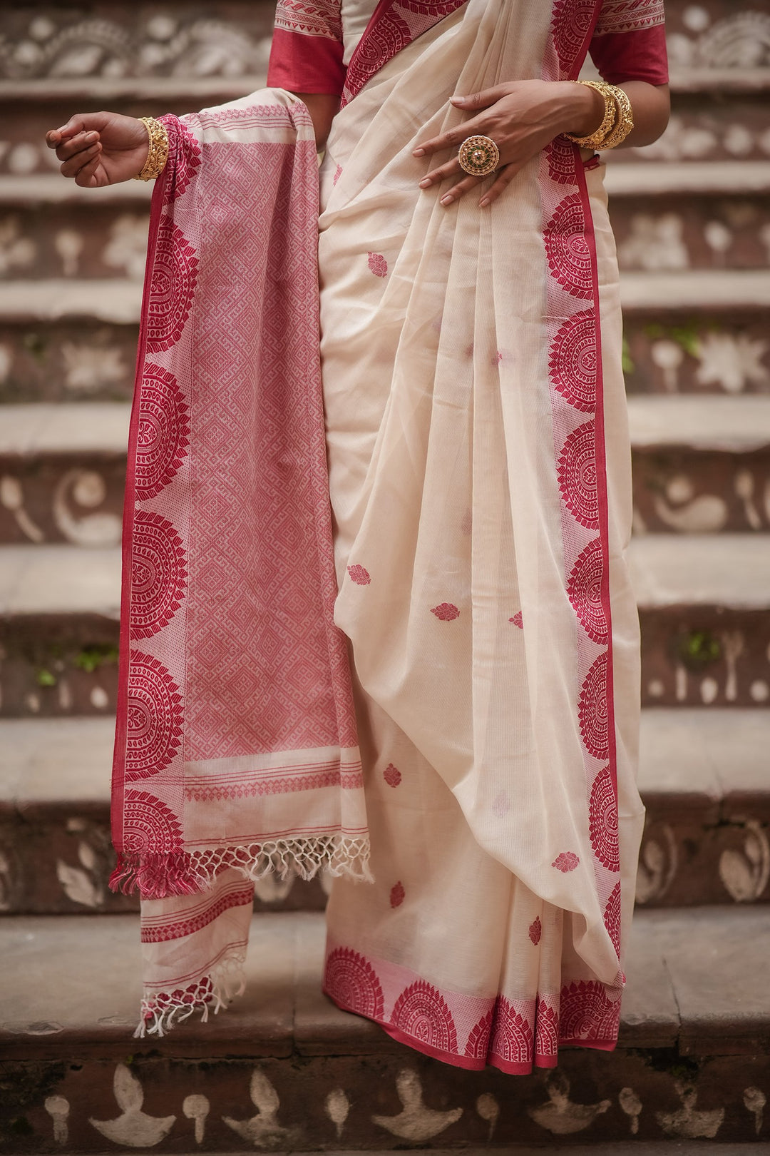 Handwoven Lal Sada Chalchitra Jamdani Saree