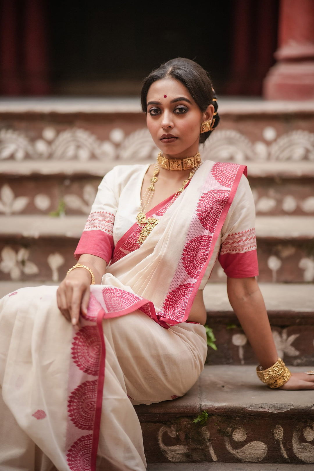 Handwoven Lal Sada Chalchitra Jamdani Saree