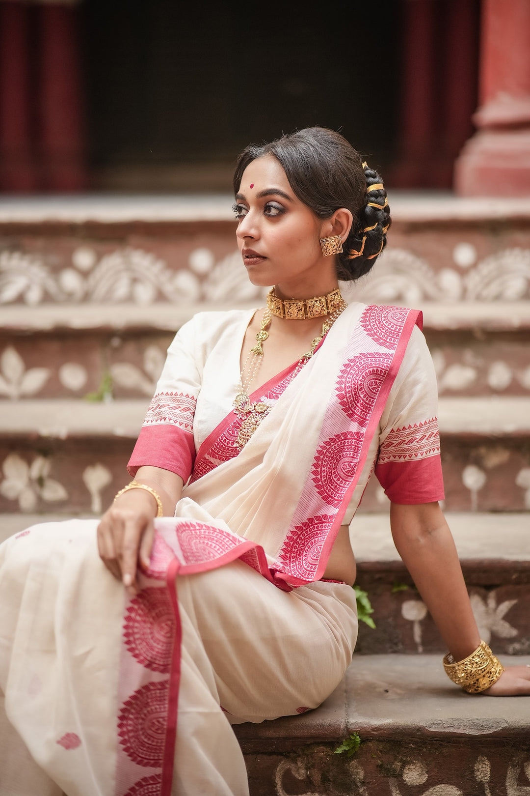 Handwoven Lal Sada Chalchitra Jamdani Saree