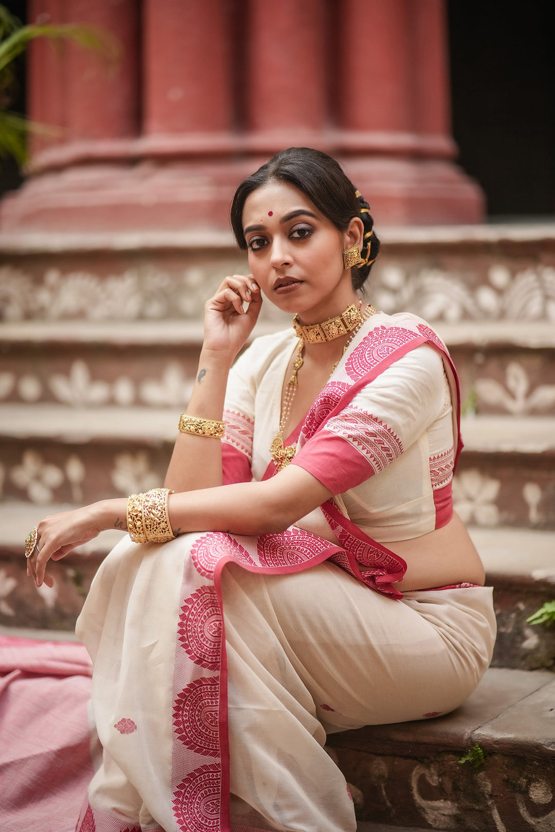 Handwoven Lal Sada Chalchitra Jamdani Saree
