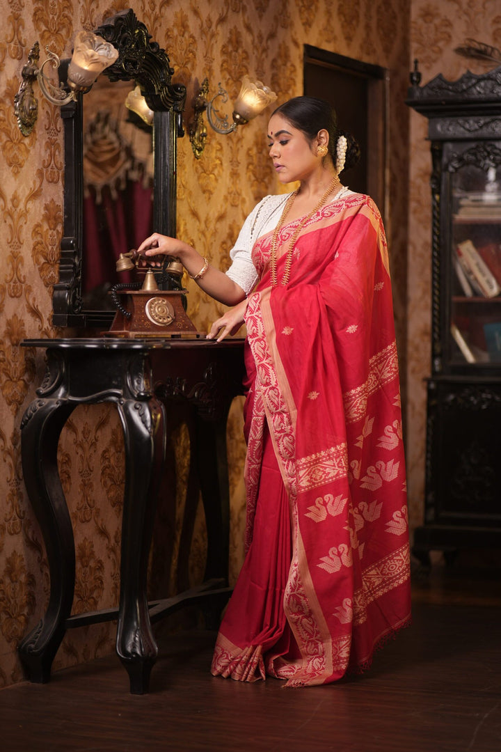 Kadambari – Lal Sada Tussar Paar Jamdani Saree
