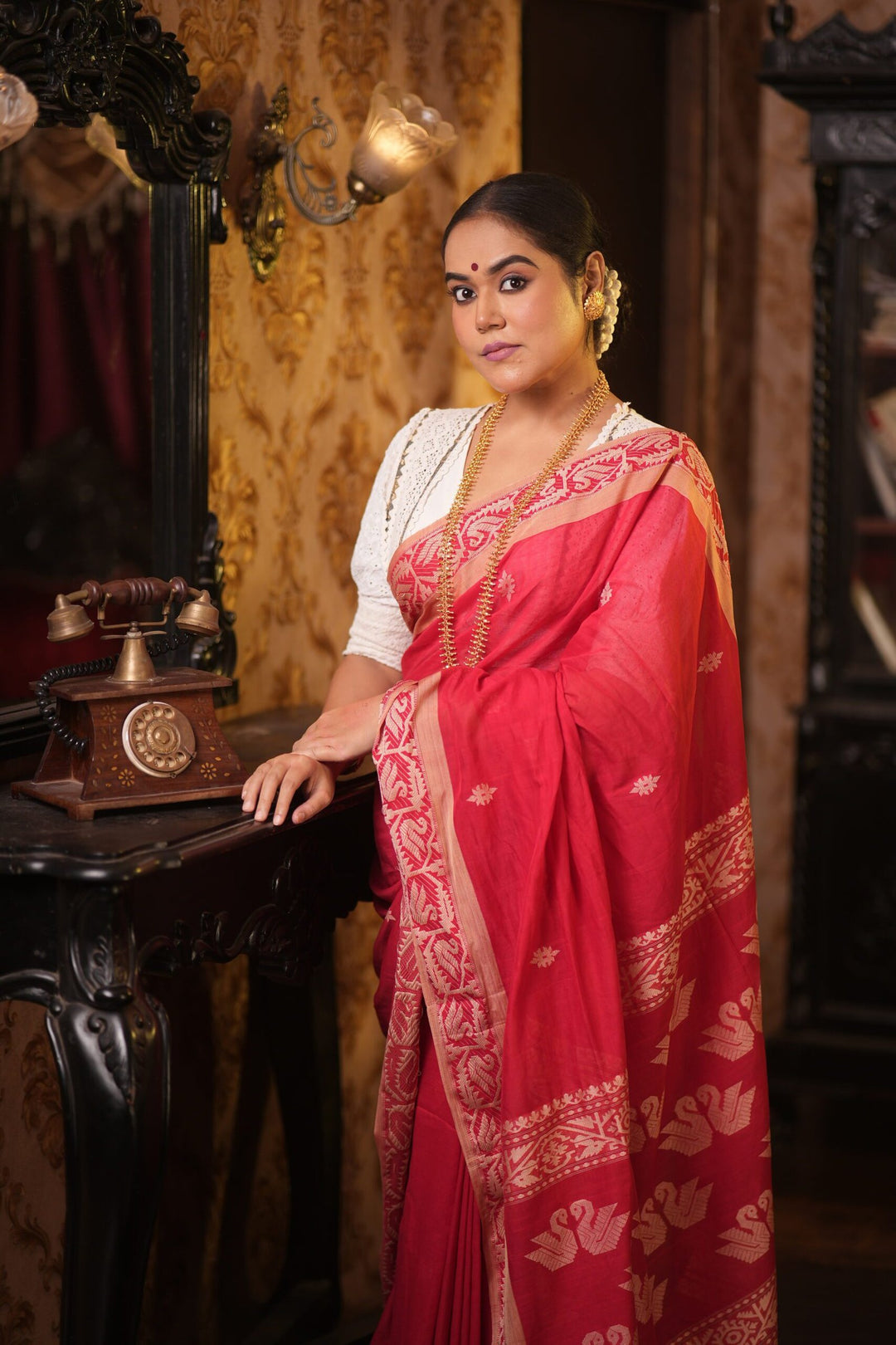Kadambari – Lal Sada Tussar Paar Jamdani Saree