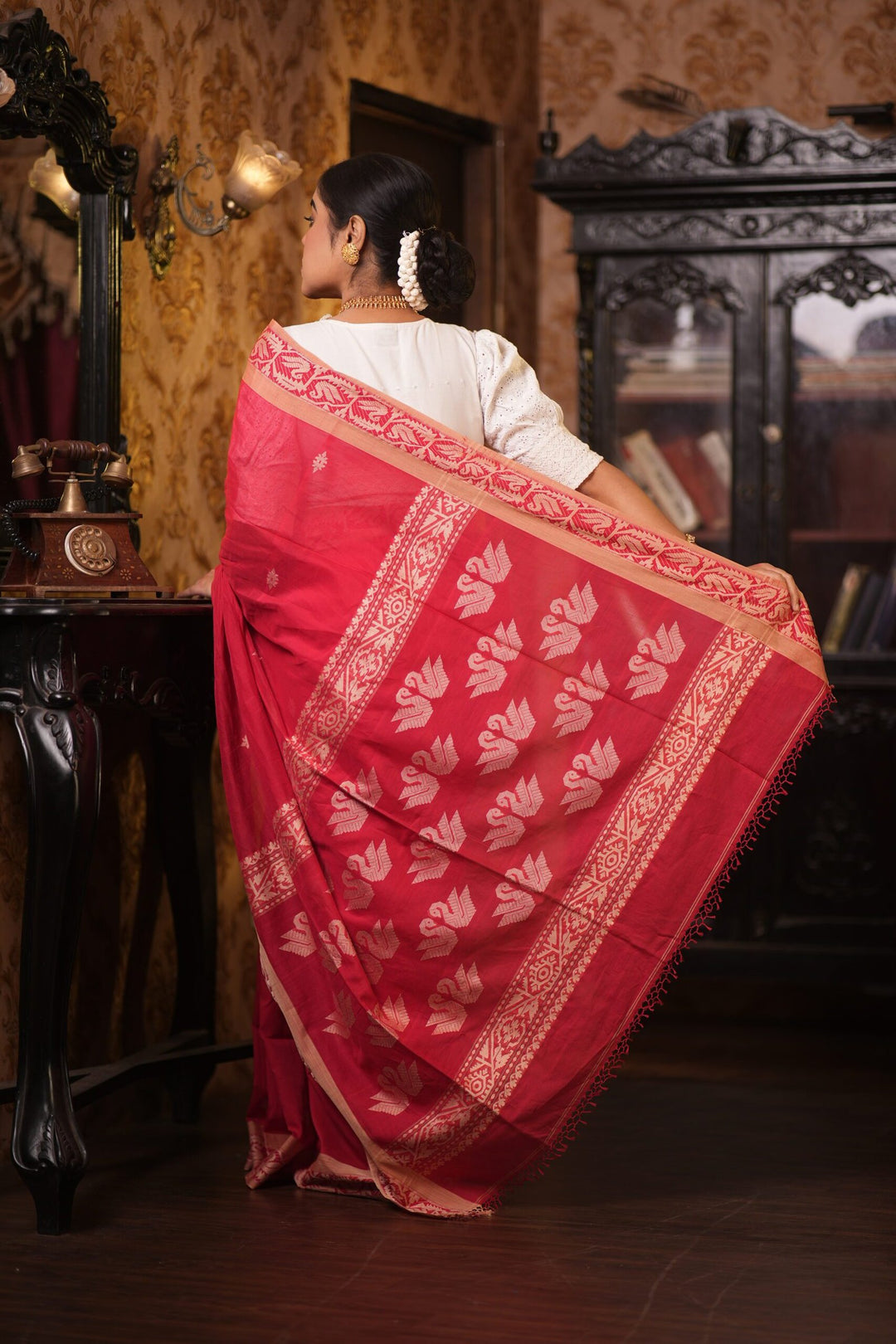 Kadambari – Lal Sada Tussar Paar Jamdani Saree