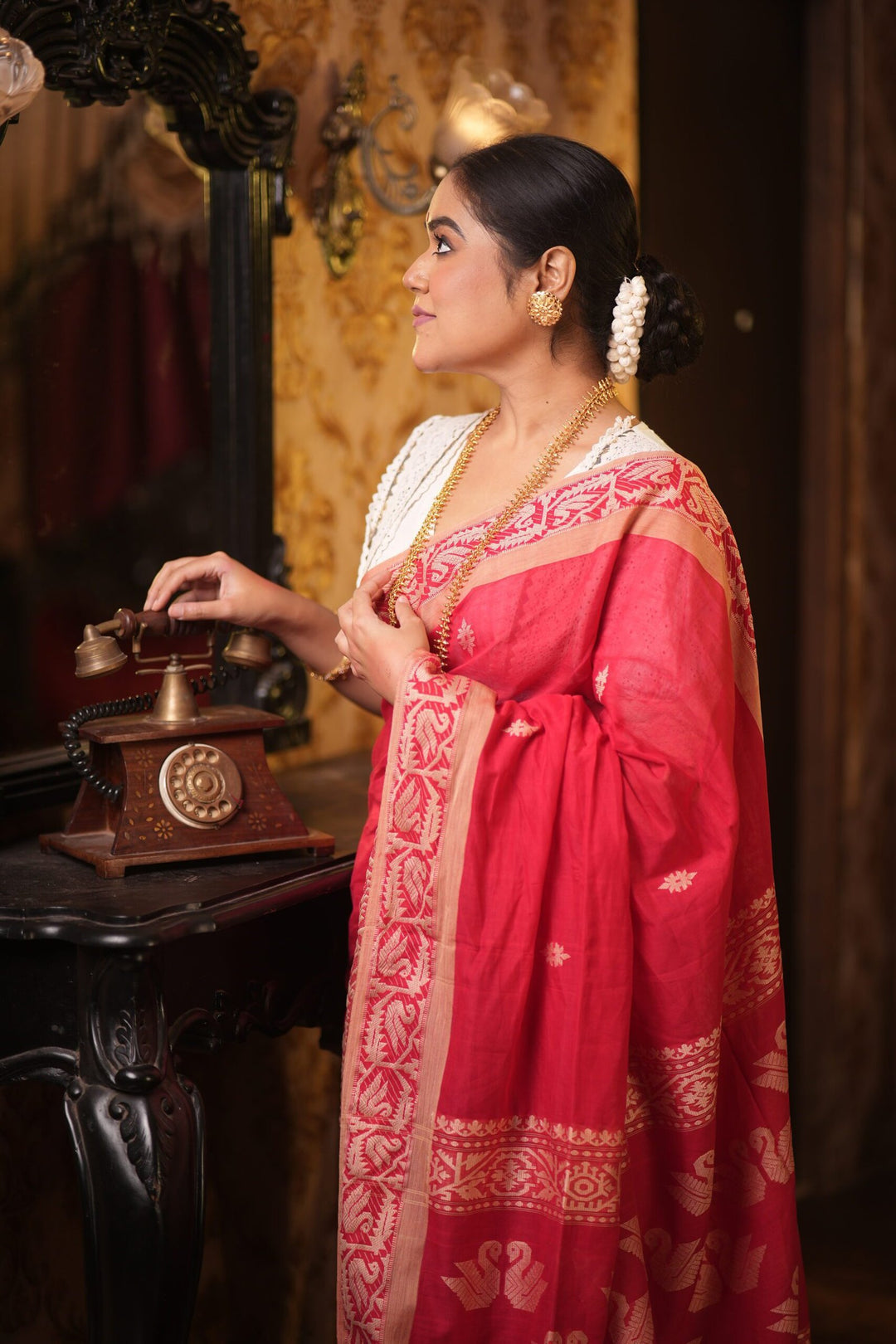 Kadambari – Lal Sada Tussar Paar Jamdani Saree