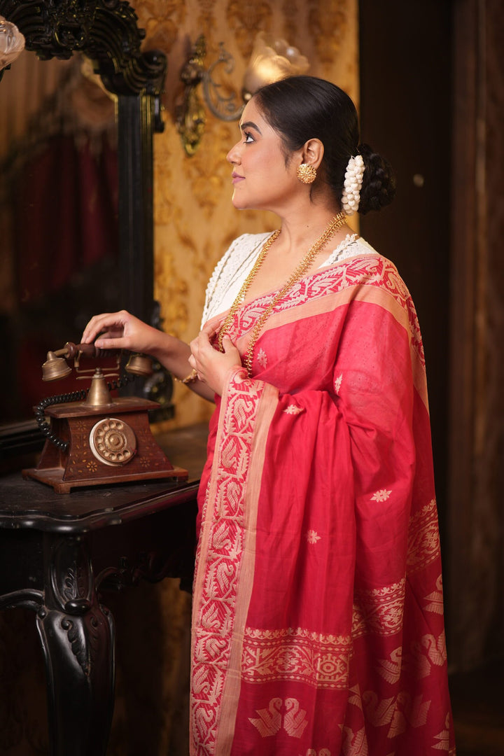 Kadambari – Lal Sada Tussar Paar Jamdani Saree